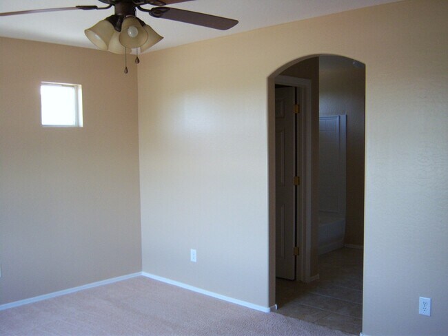 Foto del edificio - GREAT 4BEDROOM/3BATH HOME WITH ALL THAT YO...