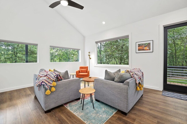 Foto del edificio - 45 Center Rd