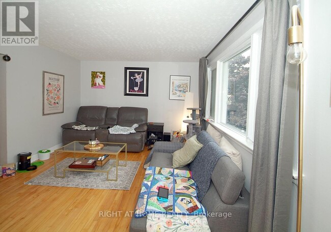 Photo du bâtiment - 2436-2436 Carlsen Ave