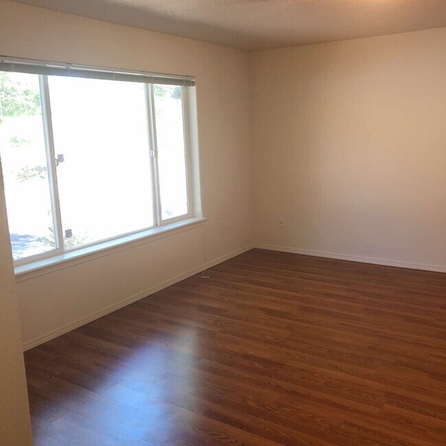 Building Photo - 506 Starflower Ln