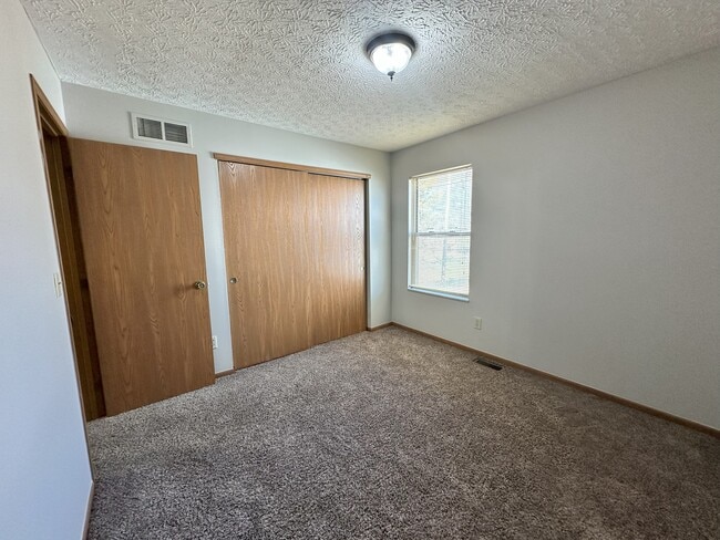 Building Photo - 4049 Sandy Ridge Dr