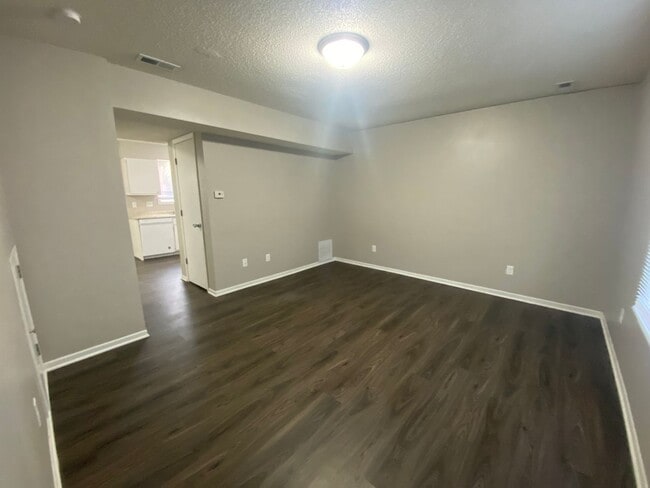 Building Photo - 1549 Pleasant View Dr