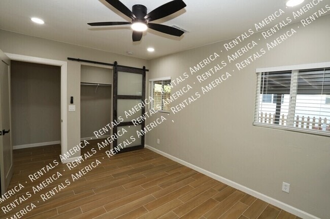 Building Photo - 4733 E 18th St