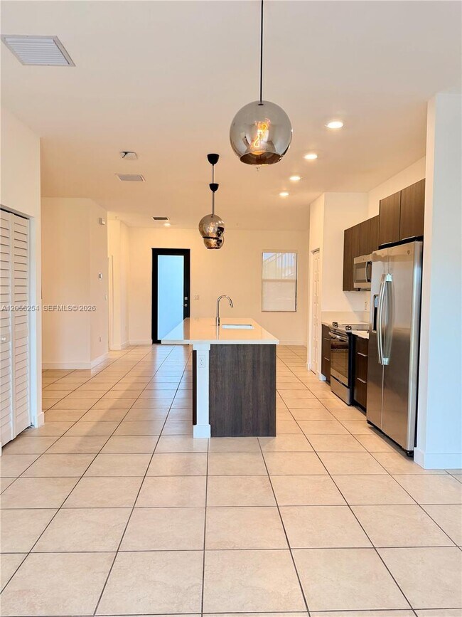 Foto del edificio - 7819 NW 104th Ave