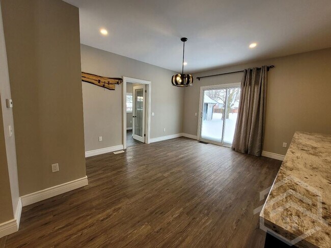 Photo du bâtiment - Luxury 1-Bedroom Living!!