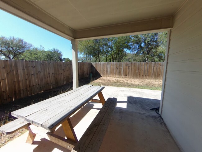 Building Photo - Great Silver Oaks Home!