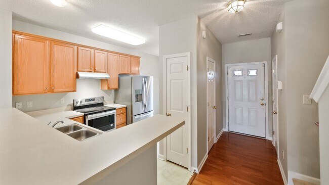 Foto del edificio - Bright and sunny 2 bed/2.5 bath townhome in great Durham location!