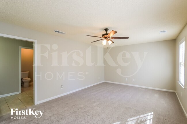 Foto del edificio - 130 Whisperwood Ln