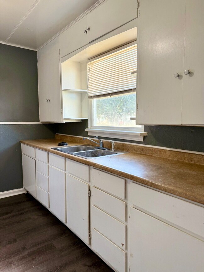 Foto del edificio - Steps from Beautiful  Park, Bonus Room & Central Lubbock Living!