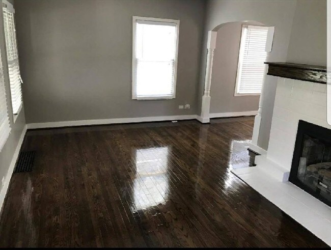 Building Photo - 614 E Farnum Ave