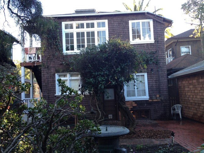 Parte trasera de la casa con vistas al jardín. - 2615 Parker St