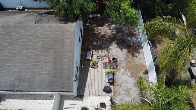 Foto del edificio - 10027 Creekwater Blvd