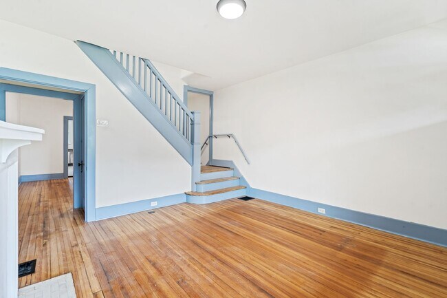 Building Photo - Beautifully Renovated 2 Bed/1 Bath in Dorm...