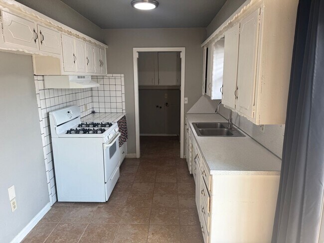 Building Photo - 2 bed , 1 and a 1/2 bath, garage conversion with two living rooms and a storage space! Moore scho...