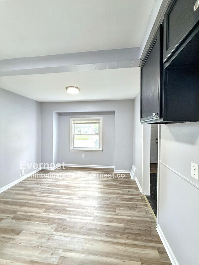 Foto del edificio - Charming Single Family Home with Detached Garage and Front Porch | Pet Friendly | Available Soon!