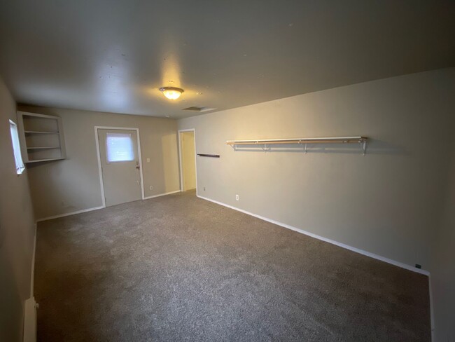 Building Photo - EN0229 Highland-2 unit-Guest + Main House