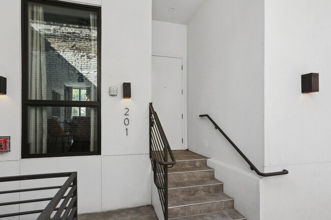 Building Photo - 618 N Rampart St