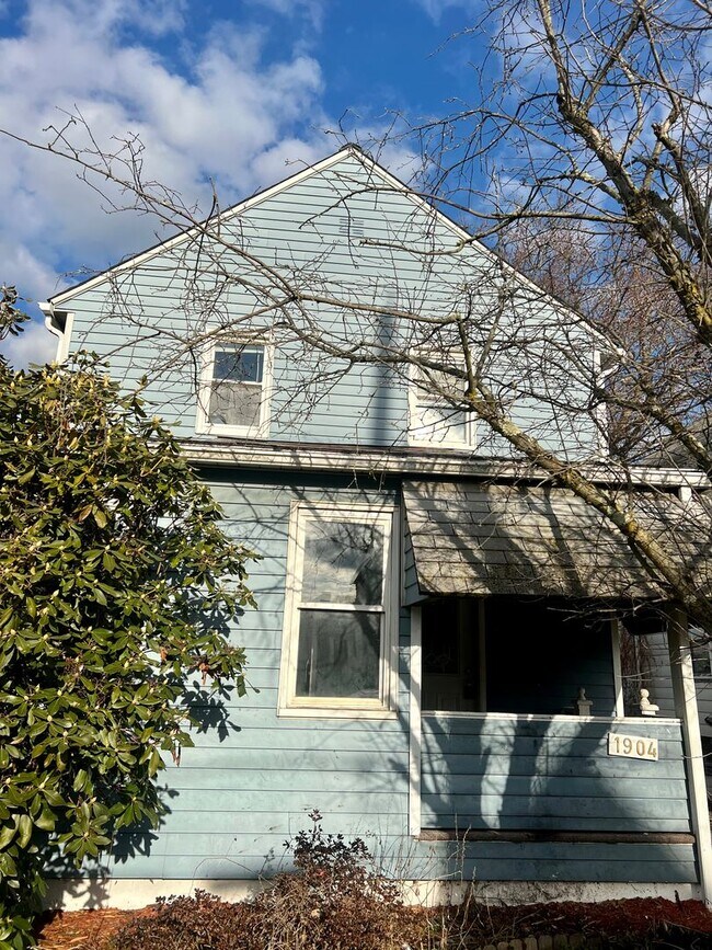 Building Photo - Aliquippa - 2 Bed 2 Bath - Fantastic Space!
