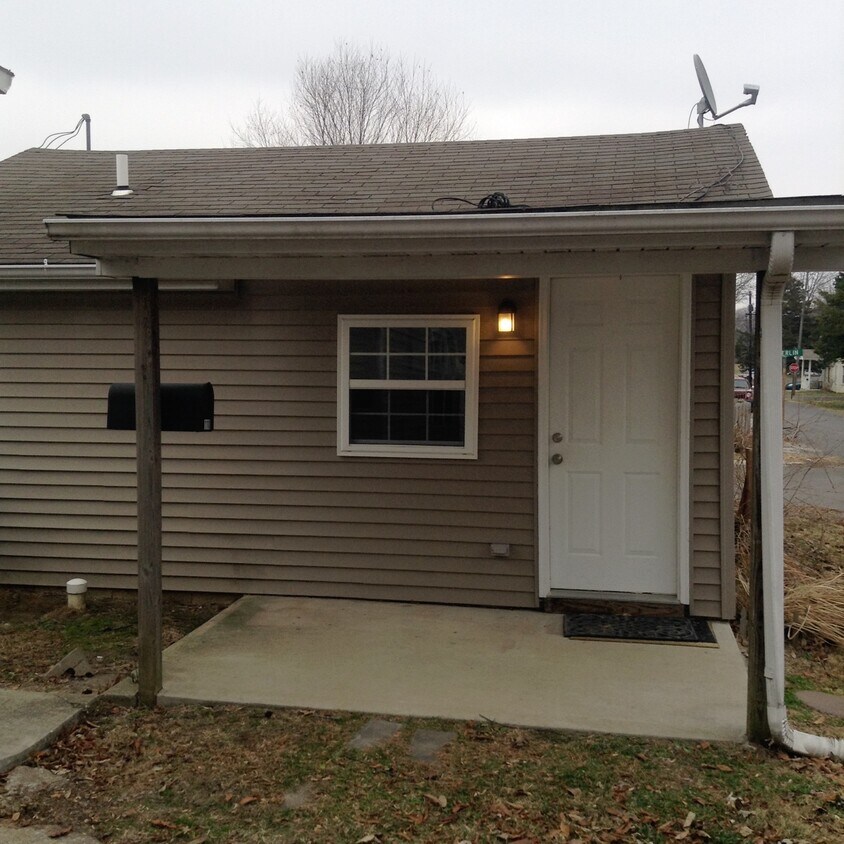Primary Photo - 110 E Oak St