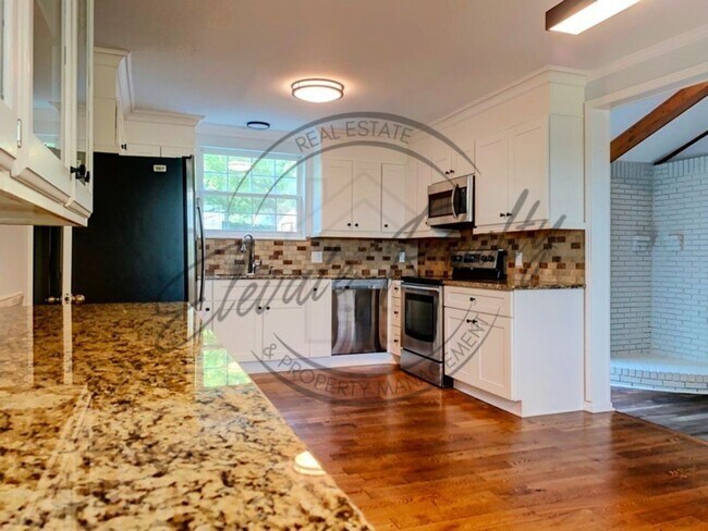 Foto del edificio - Stylishly Renovated Four Bedroom Home in H...