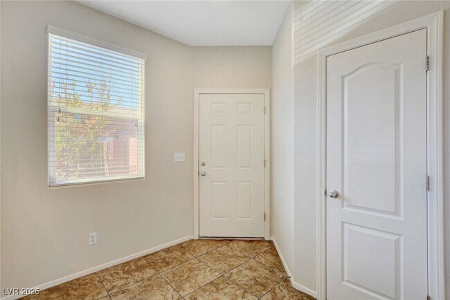 Foto del edificio - 7419 Bakewell Ave