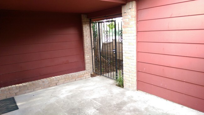 Front Patio (secure area) - 1405 E Catherine Cir