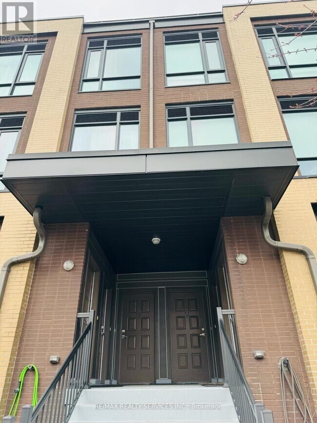 Photo du bâtiment - 639 Lawrence Ave W