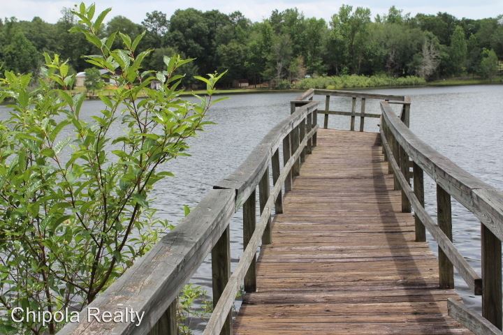 Foto del edificio - 1429 Blue Lake Rd