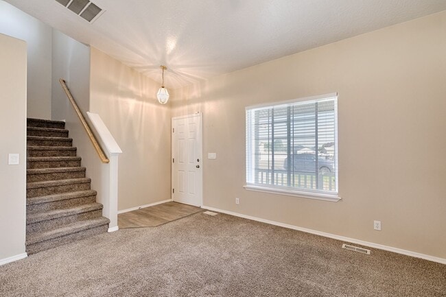 Building Photo - Close to Lake Lowell!