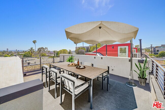 Foto del edificio - 1204 N Orange Grove Ave