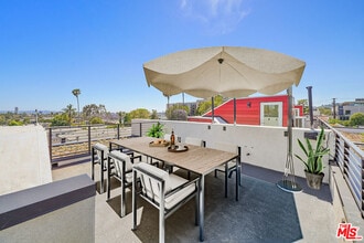 Building Photo - 1204 N Orange Grove Ave