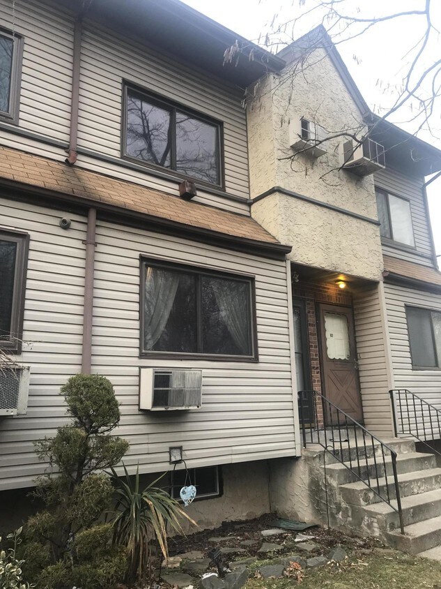 360 Barlow Ave, Staten Island, NY 10308 Condo for Rent in Staten Island, NY
