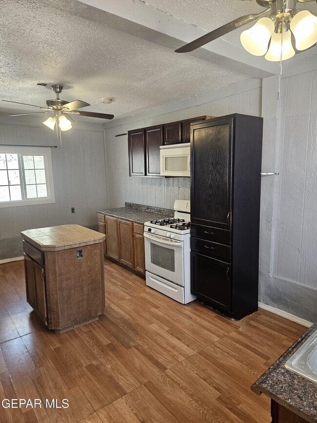 Building Photo - 14565 Hendrik Dr