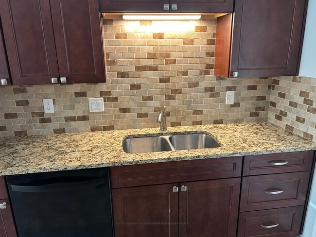 Building Photo - 1014 Elm St