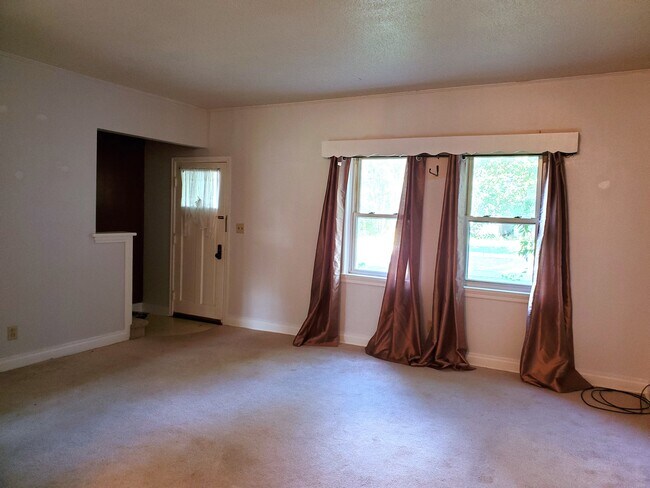 Sala de estar - 1107 Baxter Ave