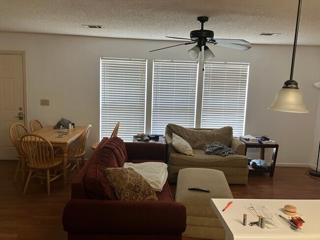 Él - 155 Anderson Hwy