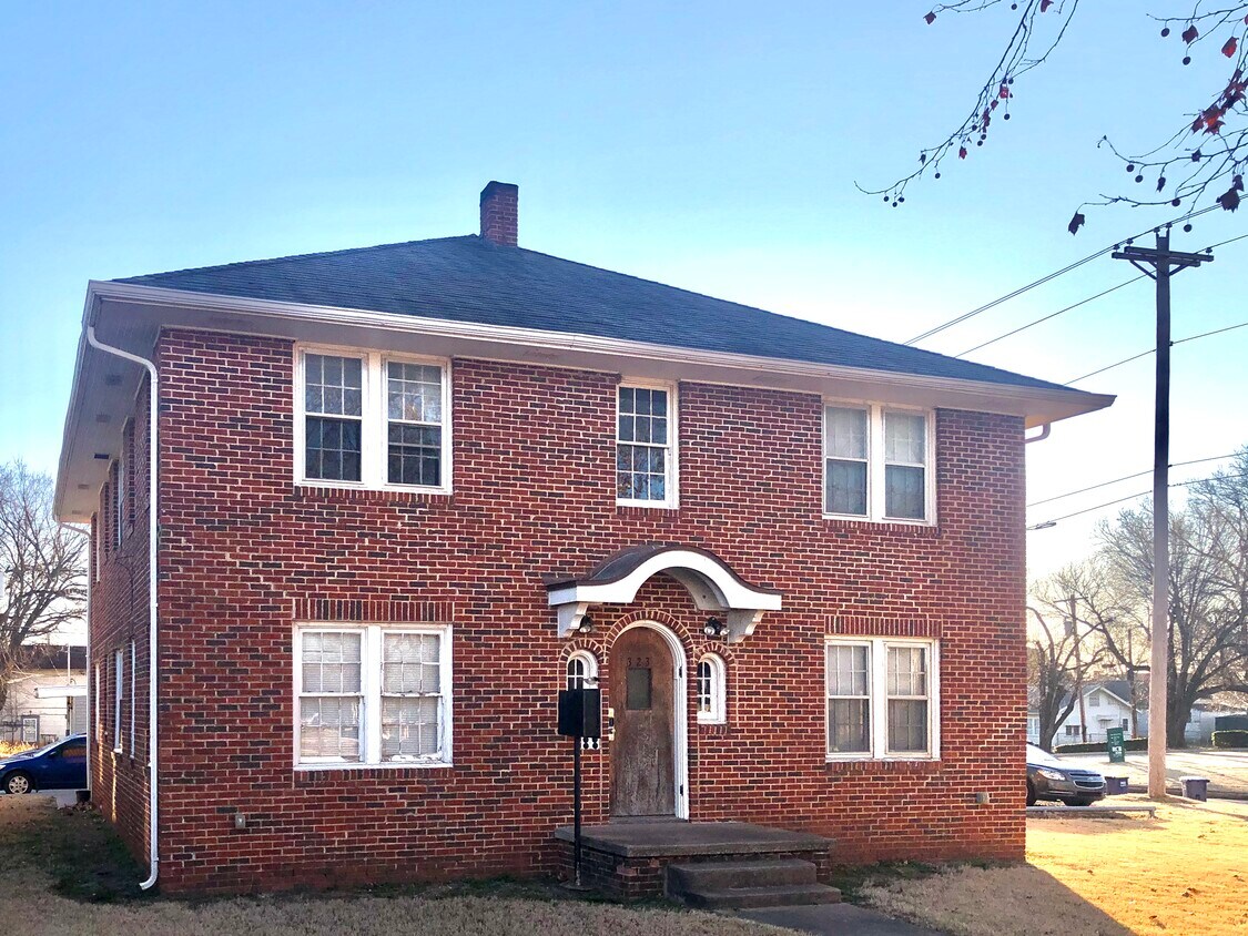 Primary Photo - 323 S Duck St