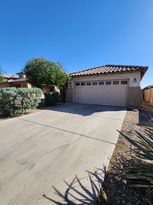 Building Photo - 3 bed, 2 bath