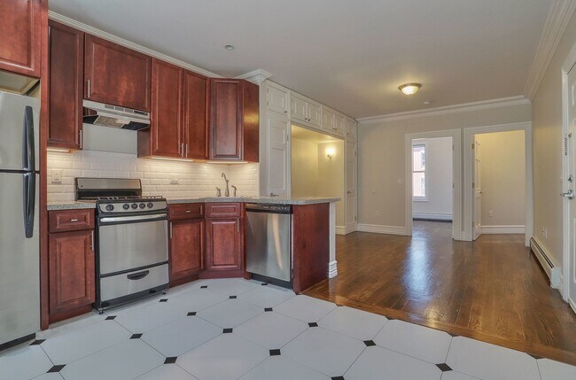 Vista hacia la sala de estar desde la cocina. - 603 Bloomfield St