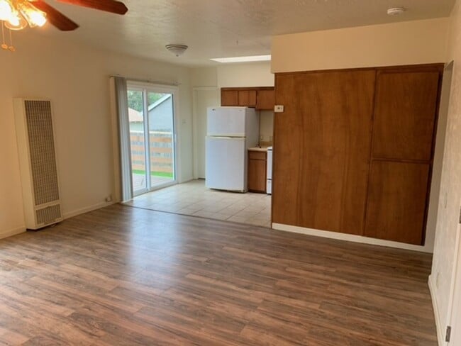 Building Photo - Cute 2 Bedroom in West Redding