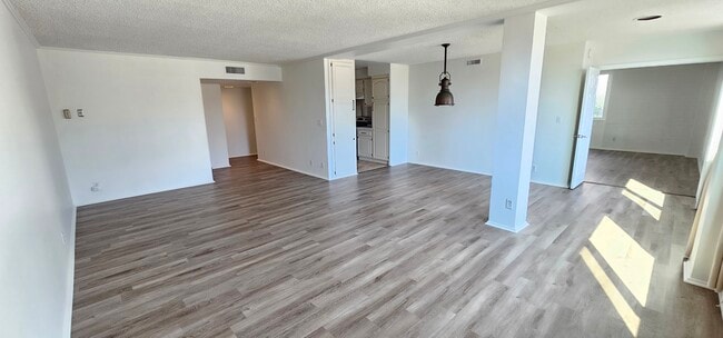 Building Photo - 540 Kelton Ave