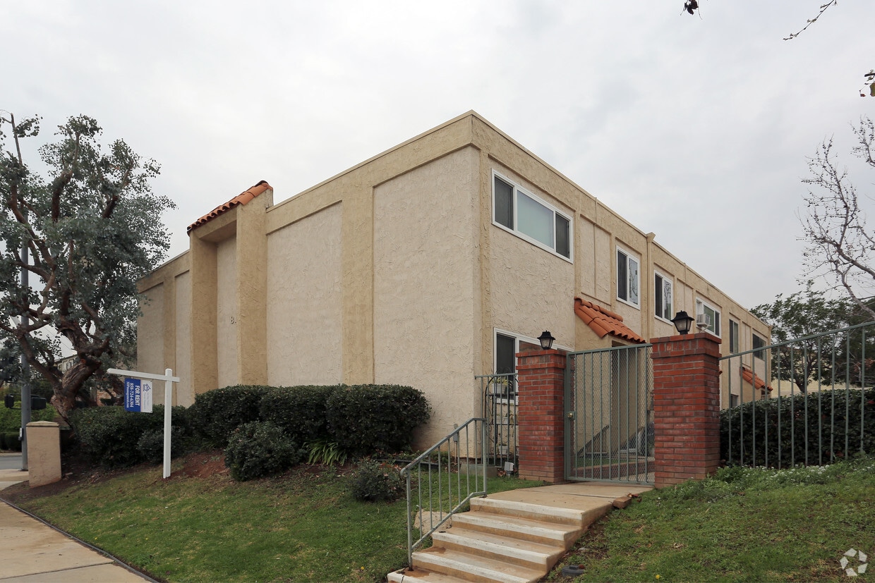 Primary Photo - Royal Villas Apartments