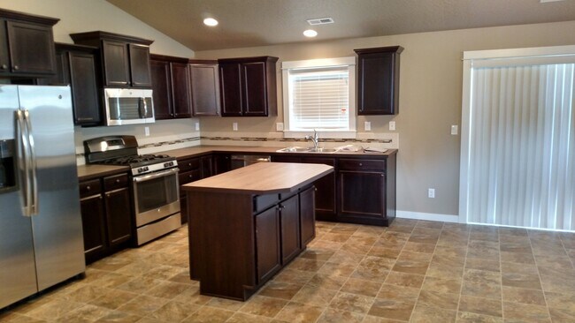 Building Photo - Like New 3 Bedroom 2 Bath + Den with 2 Car...