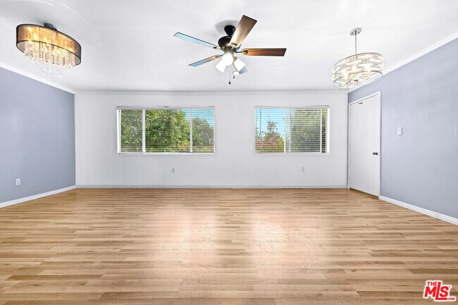 Foto del edificio - 12801 Moorpark St