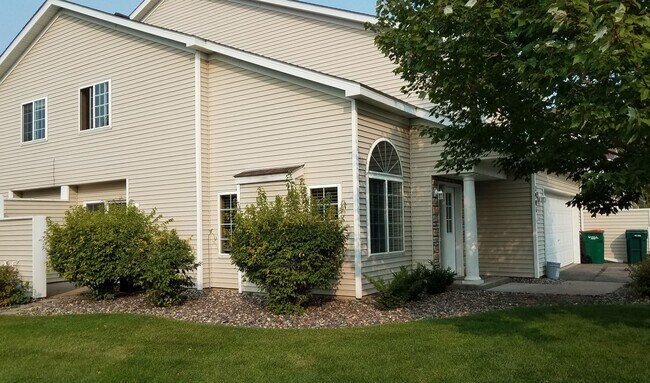 Building Photo - Spacious End Unit Townhouse
