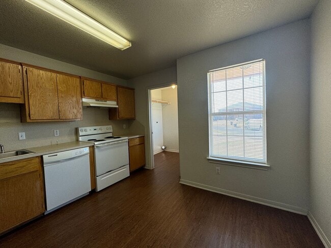 Building Photo - 3301 Barcelona Dr