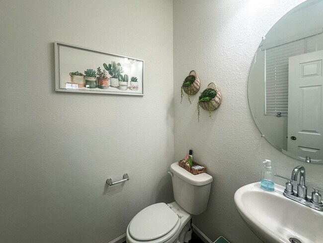 Foto del edificio - CORNER PAIRED HOME ACROSS THE PARK!