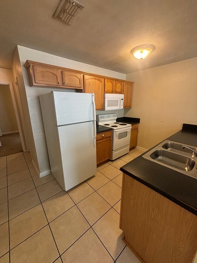 Foto del edificio - Awesome 3x3 Townhouse with Private Driveway!