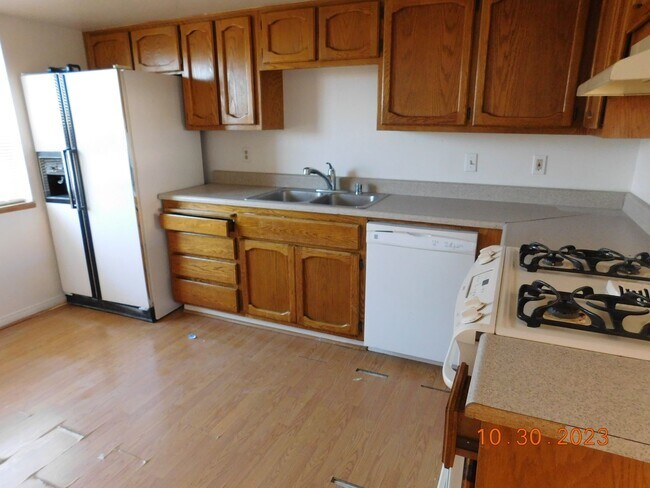 Building Photo - PLACE924 W Perdew Ave