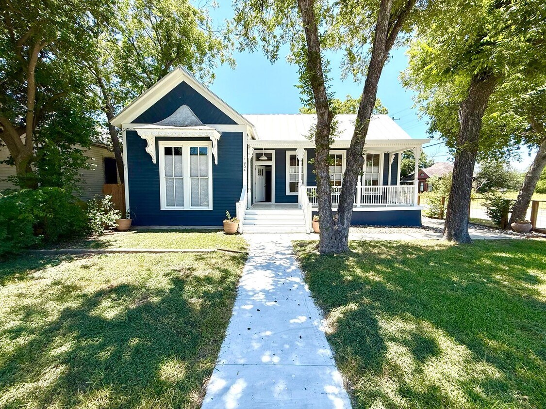 Primary Photo - AVAILABLE NOW! Jaw Dropping 4 Bedroom / 3 ...